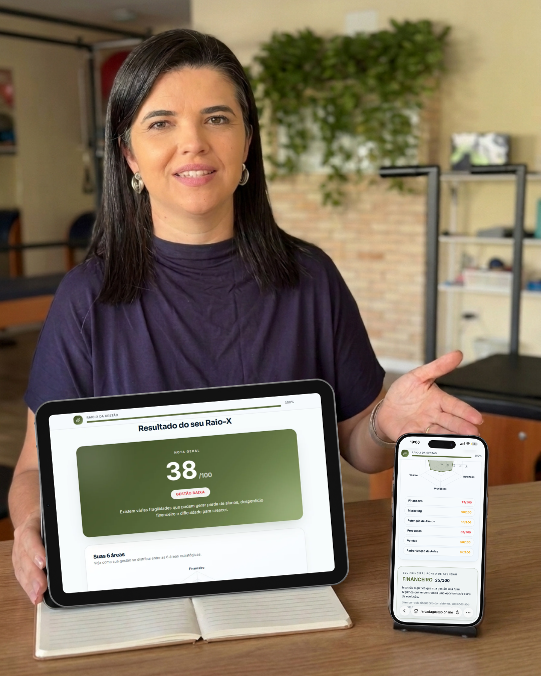 Josiane Diniz, fisioterapeuta e gestora de studio de Pilates, apresentando o resultado do Raio-X da Gestão